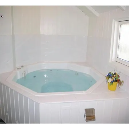 Holiday home Five-bedroom Holiday Vaeggerlose With A Hot Tub 06 Boto By