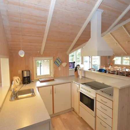 Holiday home Five-bedroom Holiday Vaeggerlose With A Hot Tub 06 *